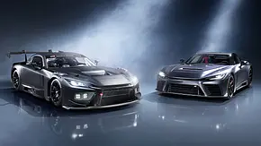 Toyota GR GT3 und GR GT stehen in Studioumgebung nebeneinander. - Foto: Toyota Toyota GR GT3 und GR GT stehen in Studioumgebung nebeneinander. - Foto: Toyota