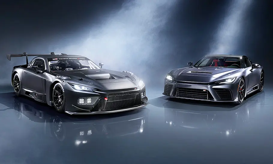 Toyota GR GT3 und GR GT stehen in Studioumgebung nebeneinander.