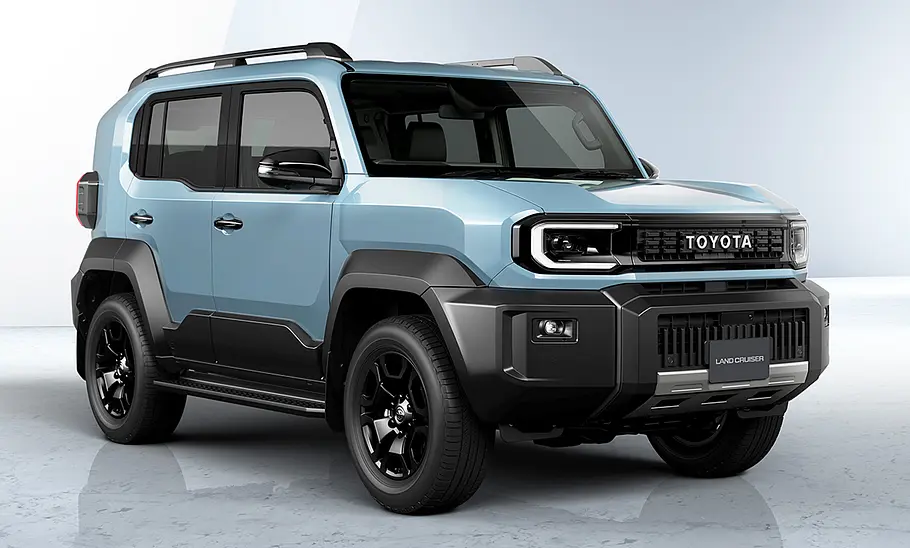 Der Toyota Land Cruiser FJ (2026) steht in Studioumgebung, von vorne rechts fotografiert.
