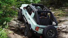 Die Studie Toyota Land Cruiser ROX von hinten fotografiert, während sie einen Steilhang hochfährt. - Foto: Toyota Die Studie Toyota Land Cruiser ROX von hinten fotografiert, während sie einen Steilhang hochfährt. - Foto: Toyota