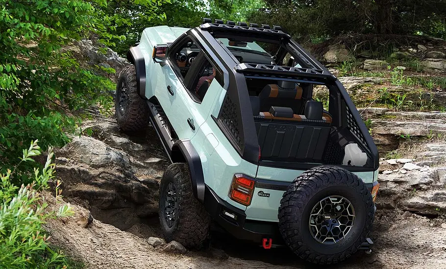 Die Studie Toyota Land Cruiser ROX von hinten fotografiert, während sie einen Steilhang hochfährt.