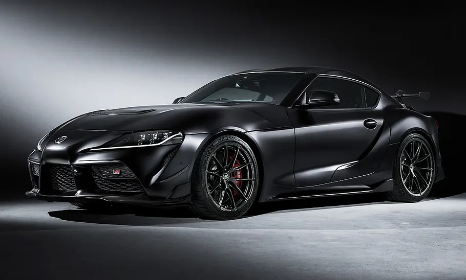 Toyota GR Supra A90 Final Edition Das Sondermodell Toyota GR Supra A90 Final Edition steht bei geheimnisvoller Ausleuchtung in Studioumgebung, von vorne links fotografiert.