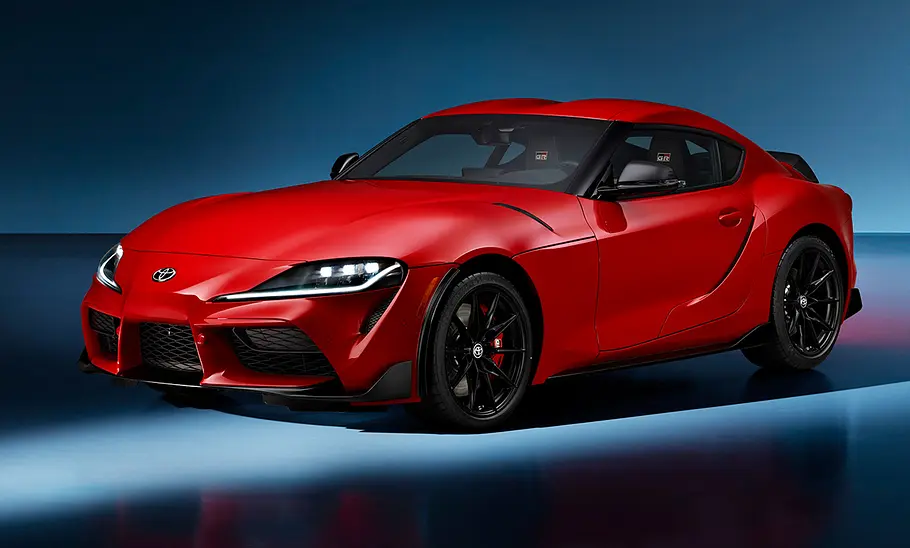 Toyota GR Supra Lightweight Evo Das Sondermodell Toyota GR Supra Lightweight Evo steht in Studioumgebung, von vorne links fotografiert.