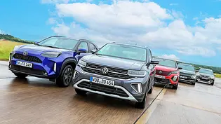Blick von vorne auf die fahrenden City-SUV Toyota Yaris Cross, VW T-Cross, Peugeot 2008, Kia Niro und Seat Arona. - Foto: Daniela Loof Blick von vorne auf die fahrenden City-SUV Toyota Yaris Cross, VW T-Cross, Peugeot 2008, Kia Niro und Seat Arona. - Foto: Daniela Loof