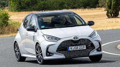 Der Toyota Yaris (2020) fährt durch eine Linkskurve, von vorne fotografiert - Foto: Frank Ratering