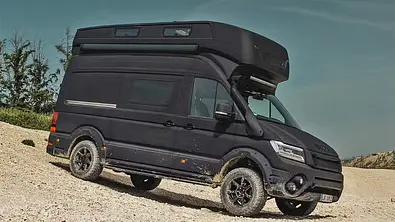 Das Bild zeigt den Vanyx Camper (2024) statisch auf Hang stehend, Ansicht von schräg vorne rechts. - Foto: Vanyx