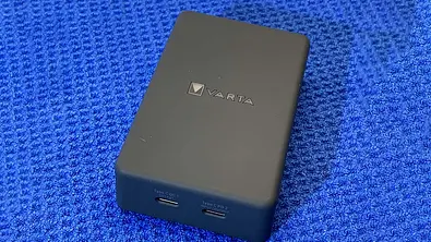 Varta Mag Pro Wireless Powerbank in der Draufsicht mit USB-C-Anschlüssen. - Foto: AUTO ZEITUNG/Holger Ippen