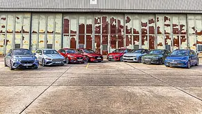 Gruppenbild zeigt BMW 1er, Mercedes A-Klasse, Seat Leon, Mazda3, Kia Ceed, Opel Astra, Audi A3 und VW Golf nebeneinander stehend und von vorne. - Foto: Daniela Loof