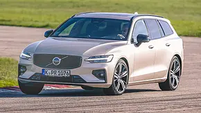 Der Volvo V60 (2018) fährt auf einer Rundstrecke eine Rechtskurve, von vorne links fotografiert. - Foto: Niklas Gotta
