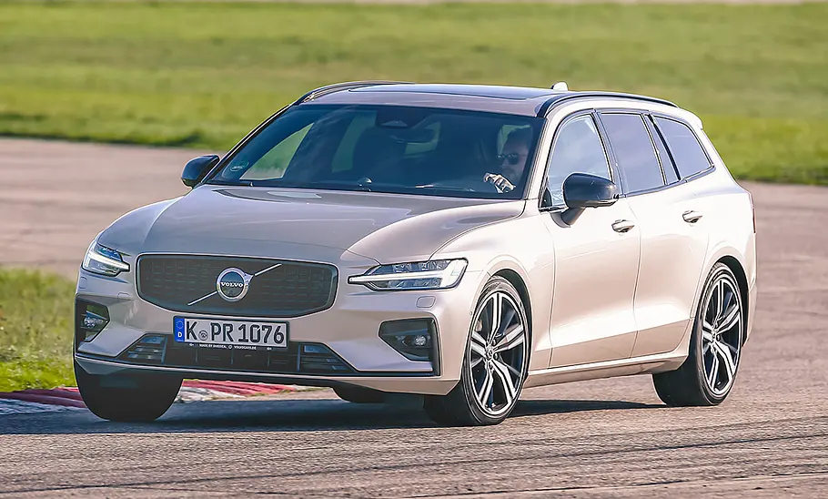 Der Volvo V60 (2018) fährt auf einer Rundstrecke eine Rechtskurve, von vorne links fotografiert.