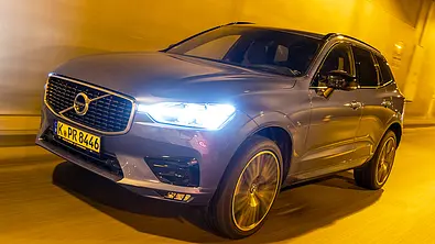 Der Volvo XC60 (2017) fährt durch einen Tunnel, von vorne links fotografiert. - Foto: Frank Ratering