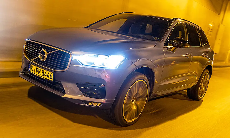 Volvo XC60 (2017) Der Volvo XC60 (2017) fährt durch einen Tunnel, von vorne links fotografiert.