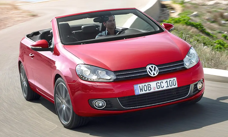 VW Golf 6 Cabrio (2011) VW Golf 6 Cabrio (2011); fahren von vorne links; Dach offen
