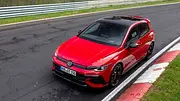 Der VW Golf GTI Edition 50 (2026) fährt auf der Nürburgring-Nordschleife, von vorne fotografiert. - Foto: VW