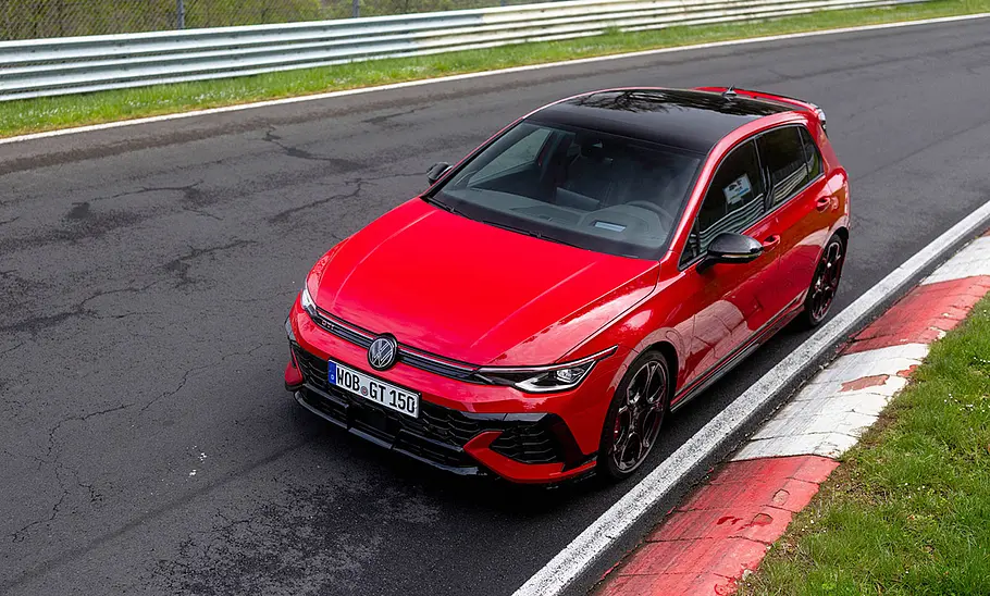 Der VW Golf GTI Edition 50 (2026) fährt auf der Nürburgring-Nordschleife, von vorne fotografiert.