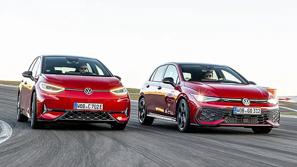 VW ID.3 GTX und VW Golf GTI fahren nebeneinander auf der Grand-Prix-Strecke des Nürburgring, von vorne fotografiert. - Foto: Frank Ratering VW ID.3 GTX und VW Golf GTI fahren nebeneinander auf der Grand-Prix-Strecke des Nürburgring, von vorne fotografiert. - Foto: Frank Ratering