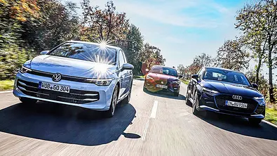 Blick von vorne auf den fahrenden Audi A3, Seat Leon & VW Golf auf einer Landstraße. - Foto: Daniela Loof