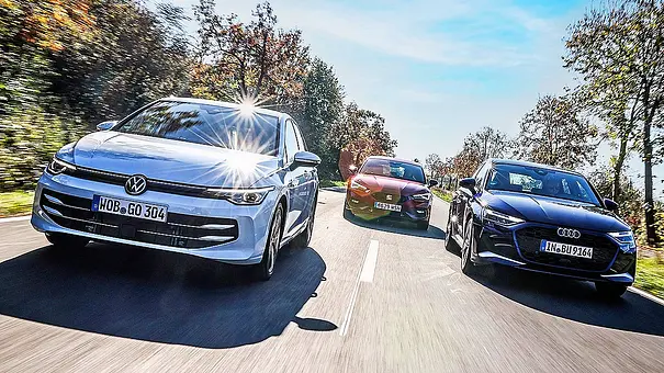 Blick von vorne auf den fahrenden Audi A3, Seat Leon & VW Golf auf einer Landstraße. - Foto: Daniela Loof