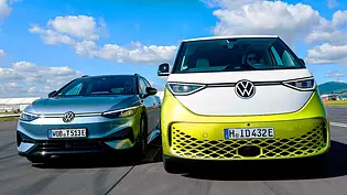 Blick von vorne auf den fahrenden VW ID.7 Tourer Pro S und VW ID. Buzz LWB. - Foto: Daniela Loof Blick von vorne auf den fahrenden VW ID.7 Tourer Pro S und VW ID. Buzz LWB. - Foto: Daniela Loof