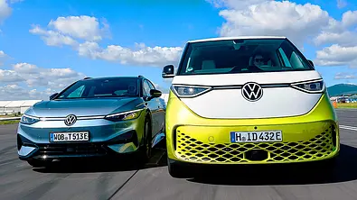 Blick von vorne auf den fahrenden VW ID.7 Tourer Pro S und VW ID. Buzz LWB. - Foto: Daniela Loof