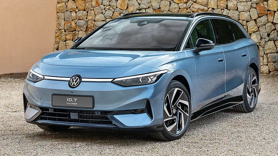 Der VW ID.7 Tourer stehend vor einer Wand, von schräg vorne.