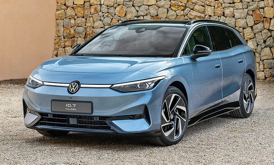 VW ID.7 Tourer Der VW ID.7 Tourer stehend vor einer Wand, von schräg vorne.