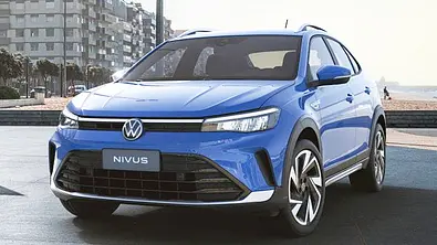 VW Nivus Facelift (2025) ist von vorne links vor urbanem Hintergrund fotografiert. - Foto: VW