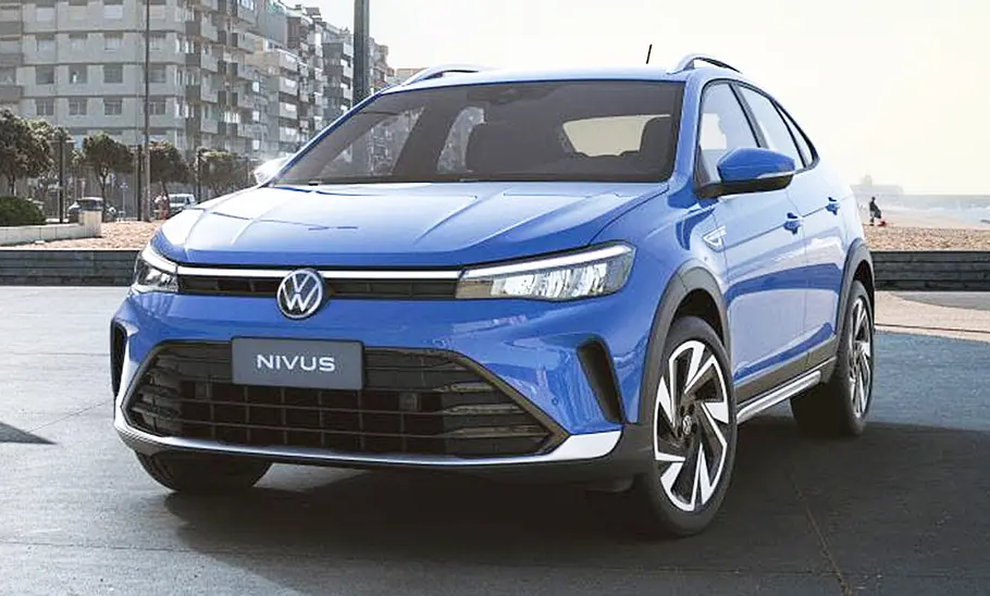 VW Nivus Facelift (2025) VW Nivus Facelift (2025) ist von vorne links vor urbanem Hintergrund fotografiert.