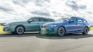 VW Passat und BMW 3er Touring fahren nebeneinander. Von vorne links fotografiert. - Foto: Frank Ratering