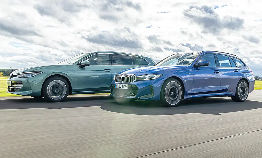 VW Passat/BMW 3er Touring VW Passat und BMW 3er Touring fahren nebeneinander. Von vorne links fotografiert.