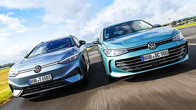 Der VW ID.7 Tourer/VW Passat fahren nebeneinander her, von vorne fotografiert. - Foto: Daniela Loof
