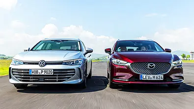 VW Passat Variant/Mazda6 Kombi: Kombis; zwei Autos, fahrend; Frontansicht - Foto: Frank Ratering