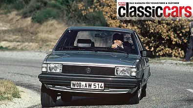Der VW Santana fährt durch eine Rechtskurve, von vorne fotografiert. In der rechten Ecke ist eine Classic Cars-Binde zu sehen. - Foto: Bernd Ebener