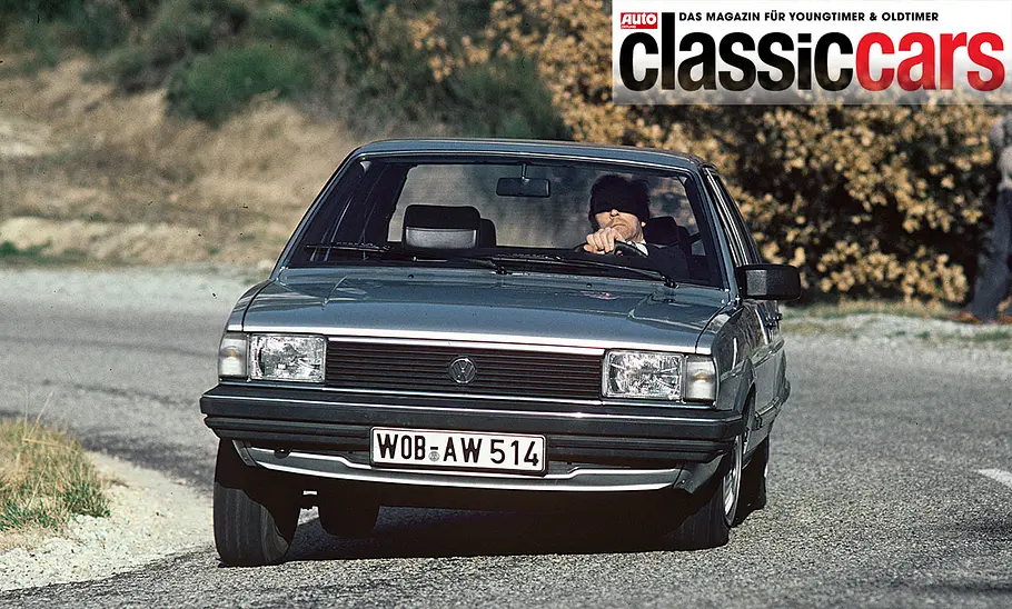 Der VW Santana fährt durch eine Rechtskurve, von vorne fotografiert. In der rechten Ecke ist eine Classic Cars-Binde zu sehen.