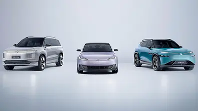Die Studien VW ID. Era, ID. Aura und ID. Evo (2025) stehen in Studioumgebung in einer Formation. - Foto: VW