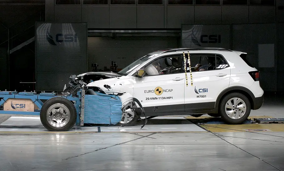 Der VW T-Cross prallt beim Euro NCAP-Crashtest in einer Halle frontal auf einen Prellbock.