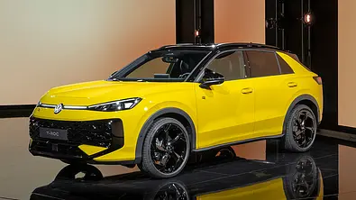 Der VW T-Roc (2025) im Studio von vorne links. - Foto: VW
