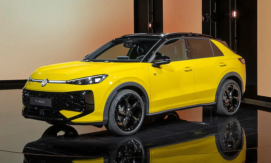 VW T-Roc Der VW T-Roc (2025) im Studio von vorne links.