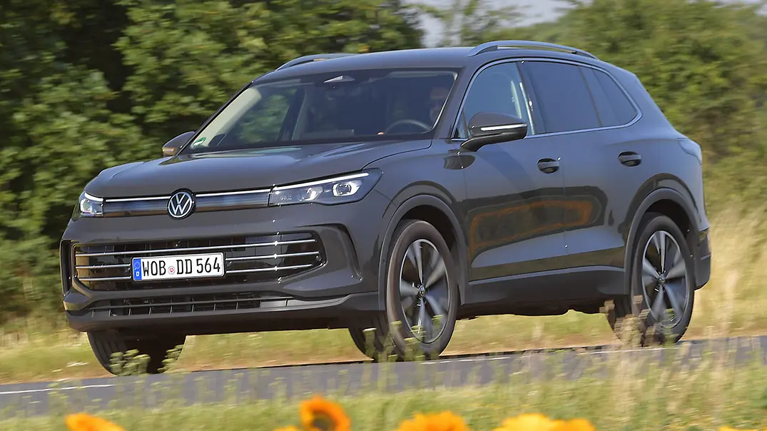 Der VW Tiguan fährt auf einer Landstraße, Ansicht von vorne links. - Foto: Zbigniew Mazar Der VW Tiguan fährt auf einer Landstraße, Ansicht von vorne links. - Foto: Zbigniew Mazar