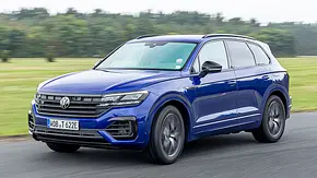 Der VW Touareg (2018) fährt über eine Straße, von vorne links fotografiert. - Foto: Frank Ratering