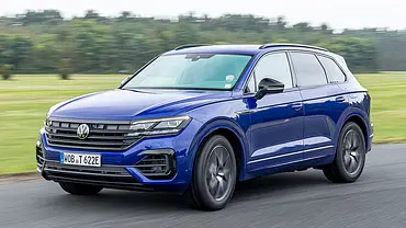 Der VW Touareg (2018) fährt über eine Straße, von vorne links fotografiert. - Foto: Frank Ratering