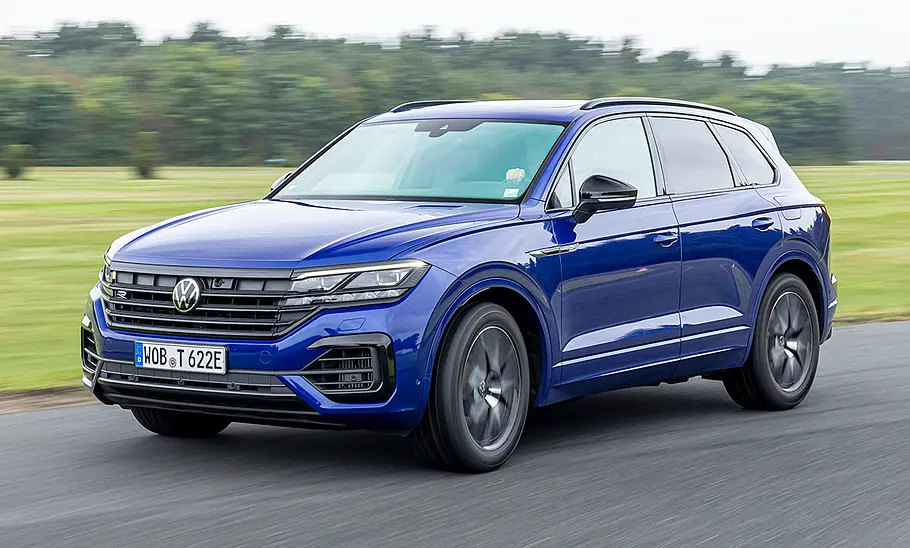 VW Touareg (2018) Der VW Touareg (2018) fährt über eine Straße, von vorne links fotografiert.