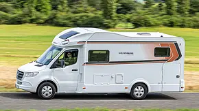 Weinsberg CaraCompact Suite MB 640 MEG Edition Pepper (2025) fährt auf einer Landstraße, Ansicht von der linken Seite. - Foto: Frank Ratering