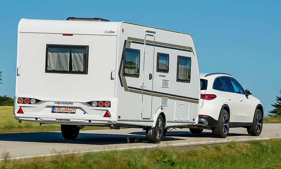 Neuer Weinsberg Caraone 480 EU (2025) Die Außenaufnahme zeigt den Weinsberg Caraone 480 EU (2025) im Zugbetrieb fahrend von schräg hinten rechts.