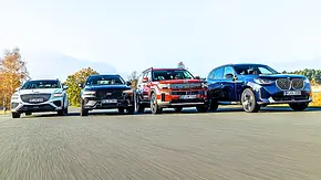 Gruppenbild mit frontaler Ansicht auf Genesis GV70, Volvo XC60, Hyundai Santa Fe & BMW X3, die nebeneinander herfahren. - Foto: Frank Ratering