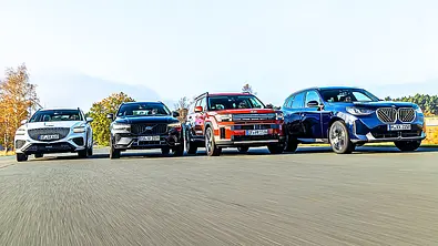 Gruppenbild mit frontaler Ansicht auf Genesis GV70, Volvo XC60, Hyundai Santa Fe & BMW X3, die nebeneinander herfahren. - Foto: Frank Ratering