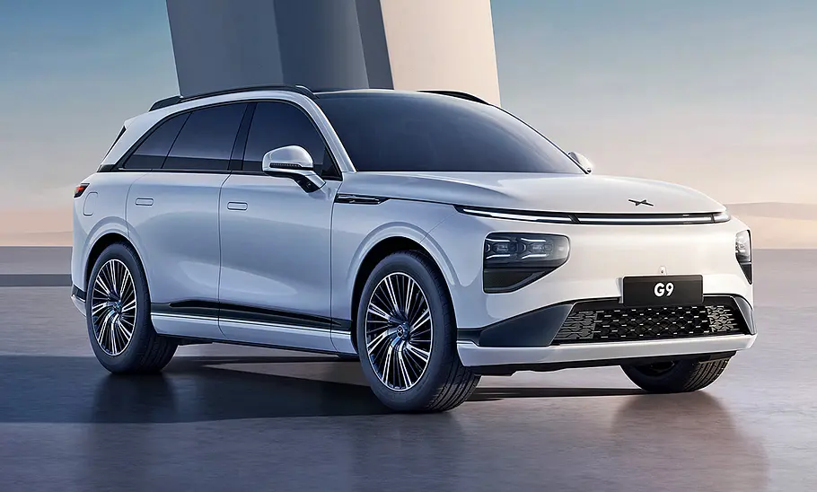 XPeng G9 (2024) Der XPeng G9 (2024) statisch von schräg vorne fotografiert.