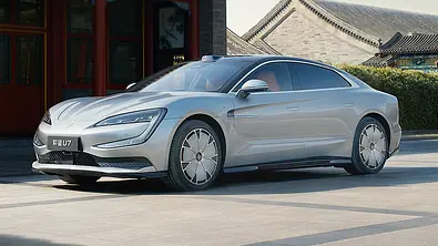 Der BYD Yangwang U7 (2024), statisch von vorne links fotografiert. - Foto: Yangwang