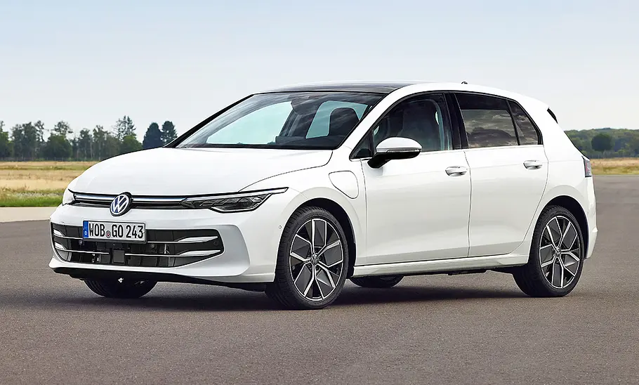 Das VW Golf 8 Facelift (2024) von schräg vorne links fotografiert.