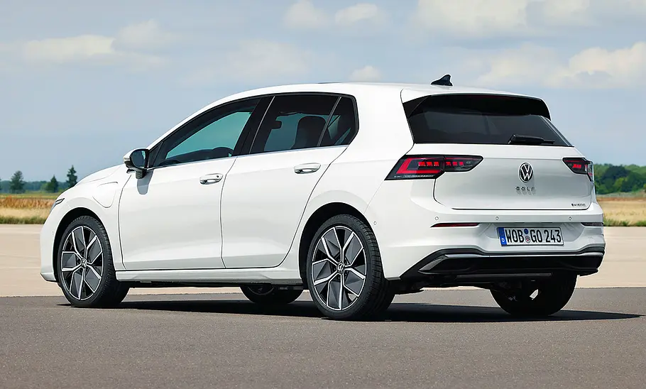 VW Golf 8 Facelift (2024) von schräg hinten links fotografiert.